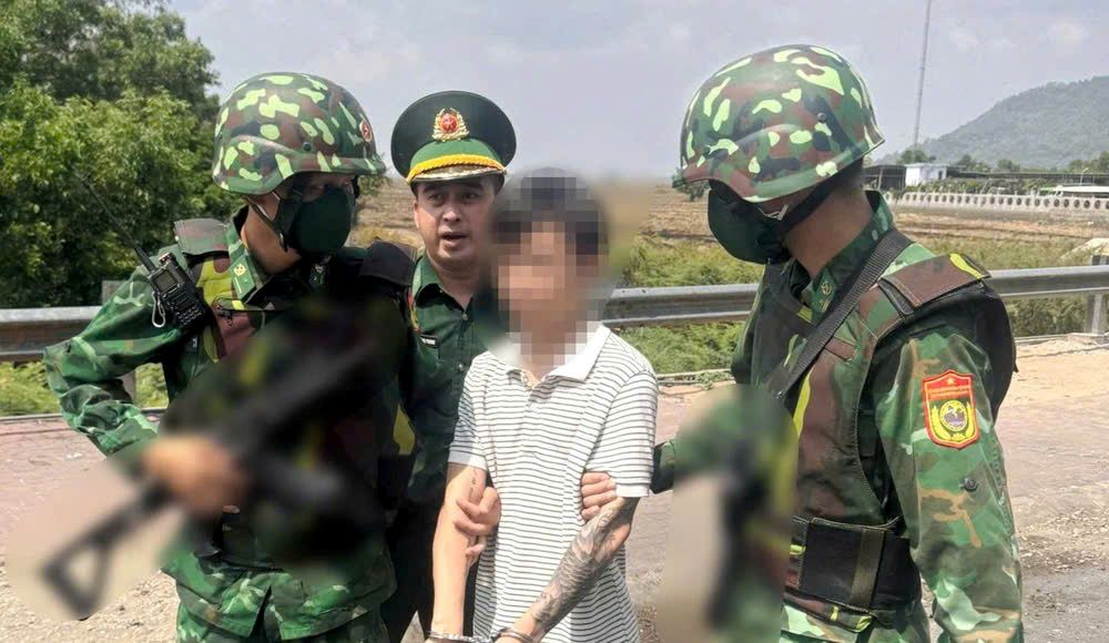 Trong số 4 người tiếp nhận, công an đã phát hiện và bắt giữ 1 người bị truy nã. Ảnh: Công an