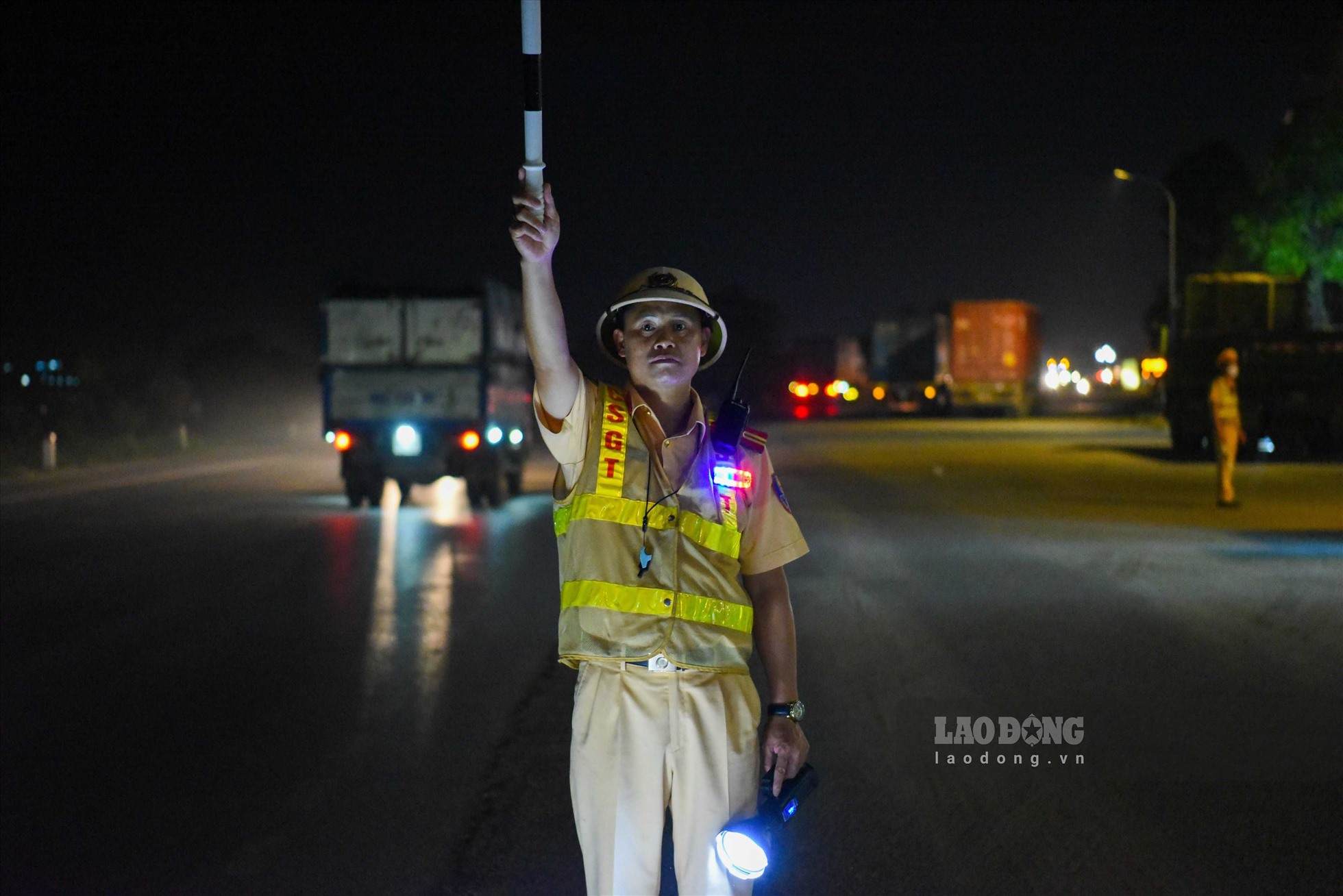 Traffic Police of Bac Ninh Provincial Police patrol and control oversized and overloaded vehicles in the Ho Bridge area. Photo: Van Truong