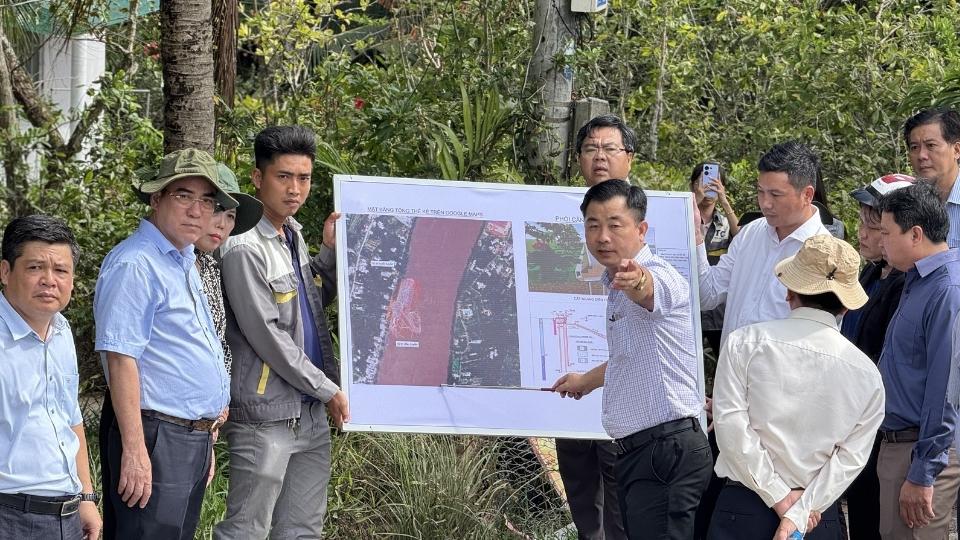 Đoàn khảo sát HĐND tỉnh kiểm tra thực tế điểm sạt lở kè sông Giao Hòa tại xã Giao Long. Ảnh: Hoàng Lộc