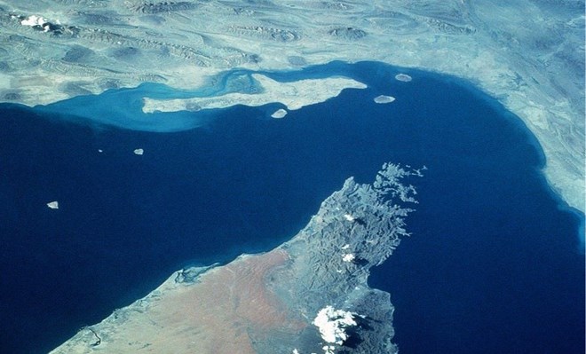 イランは、ホルムズ海峡を専用回廊で通過するよう船舶に要求しています。写真:NASA