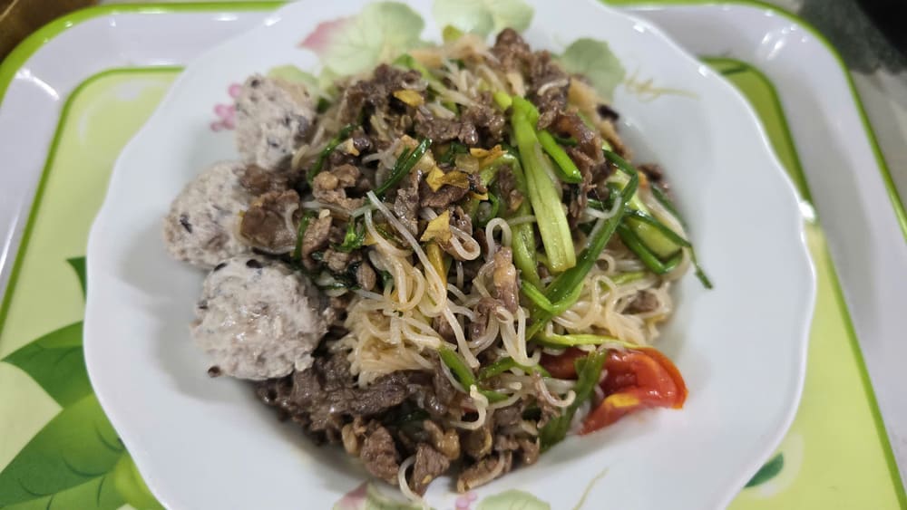 Les nouilles sautées au céleri et au bœuf sont nutritives pour un déjeuner rapide. Photo de : Tuan Dat