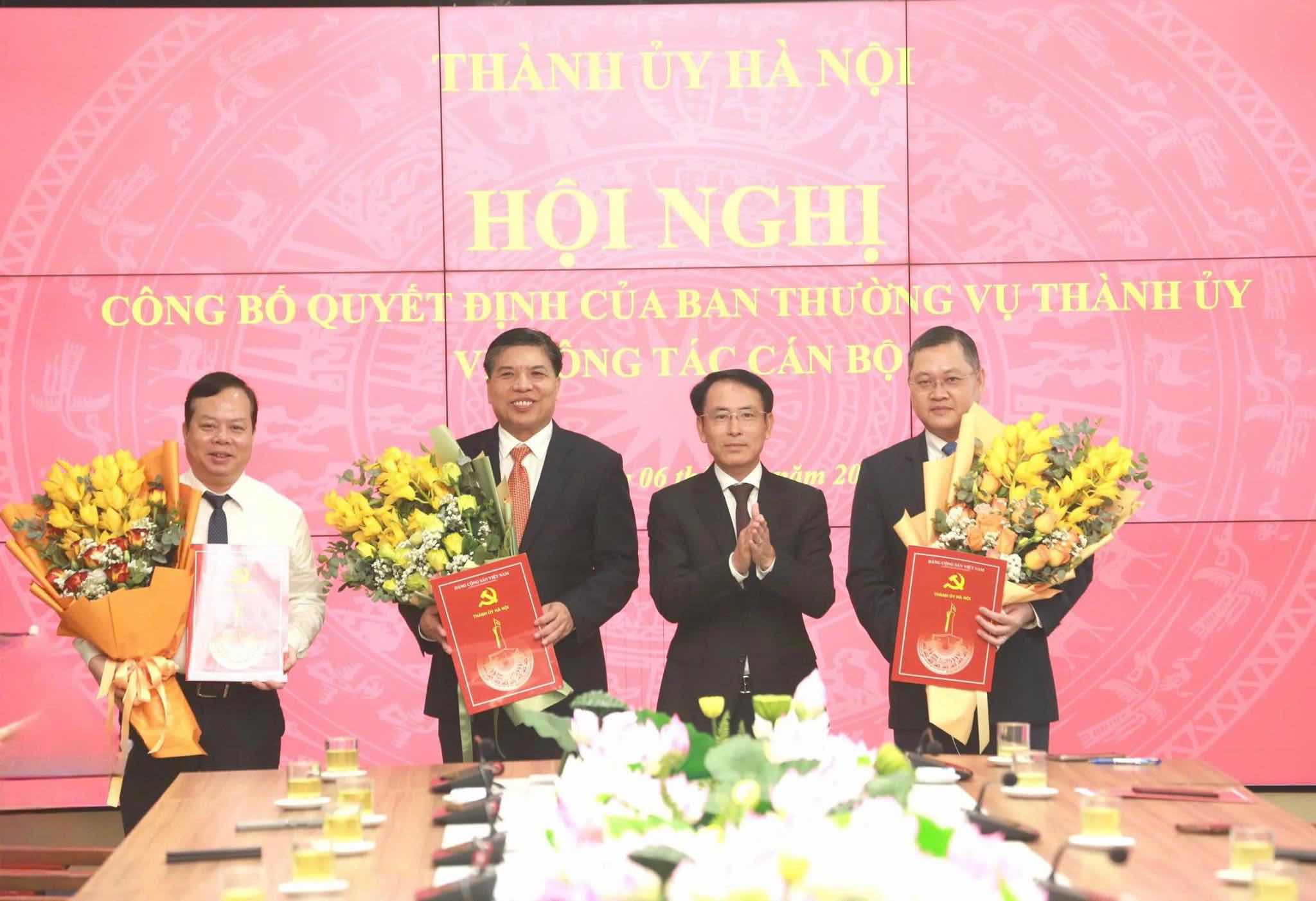 Mr. Nguyen Trong Dong - Member of the Party Central Committee, Standing Deputy Secretary of the City Party Committee, chaired the conference to announce the decisions of the Standing Committee of the Hanoi City Party Committee on personnel work. Photo: Hanoi City Party Committee