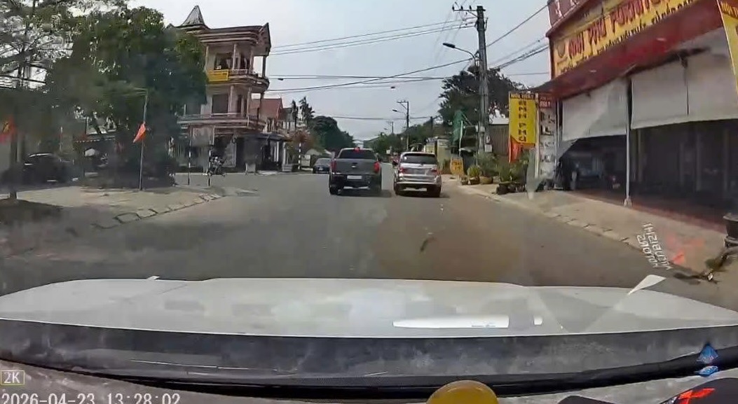 2 drivers stopping cars in the middle of the road to obstruct traffic were fined. Photo: Traffic Police Department of Quang Tri Provincial Police