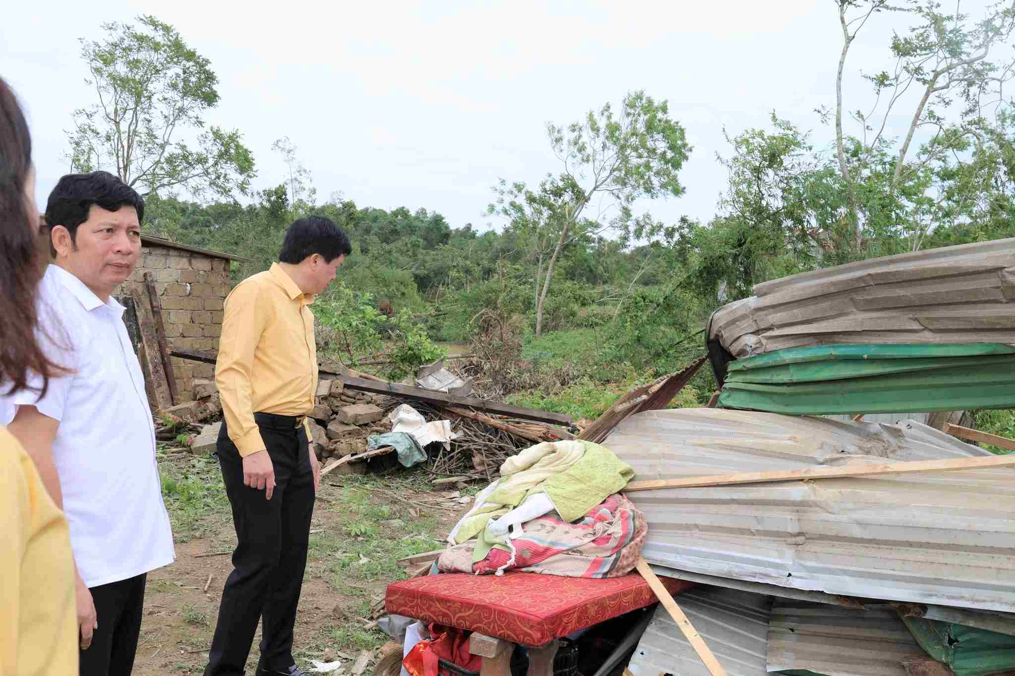 Lãnh đạo địa phương kiểm tra hiện trường thiệt hại sau thiên tai tại xã Quỳ Hợp. Ảnh: Ngọc Anh