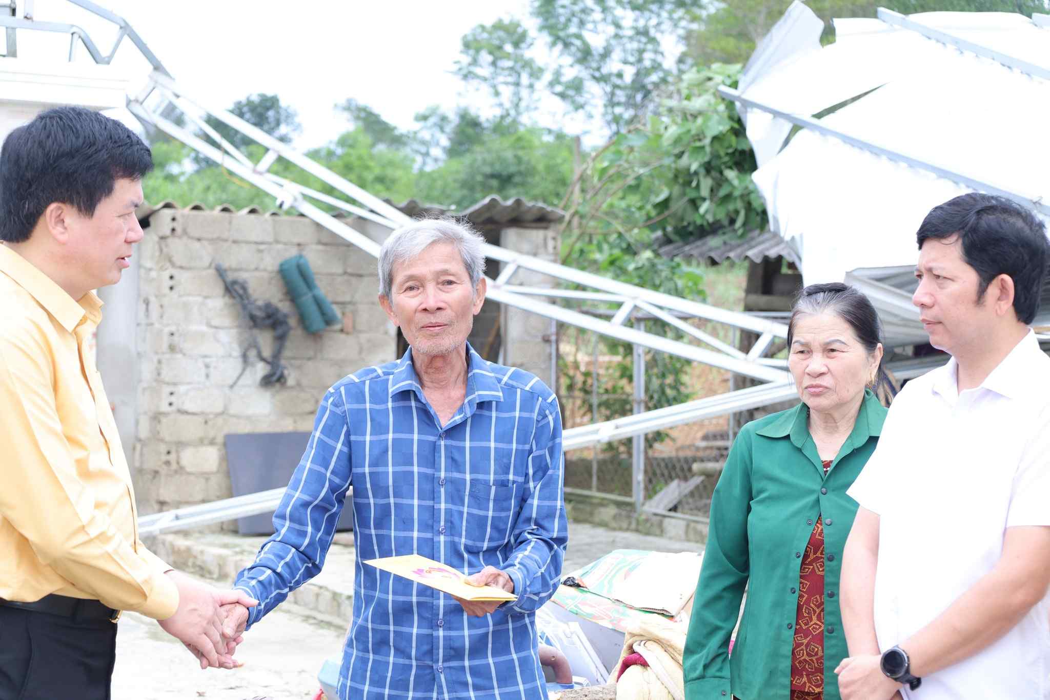 Lãnh đạo Ủy ban MTTQ Việt Nam tỉnh Nghệ An và lãnh đạo xã Quỳ Hợp thăm hỏi, hỗ trợ người dân bị thiệt hại do thiên tai gây ra. Ảnh: Ngọc Anh. 