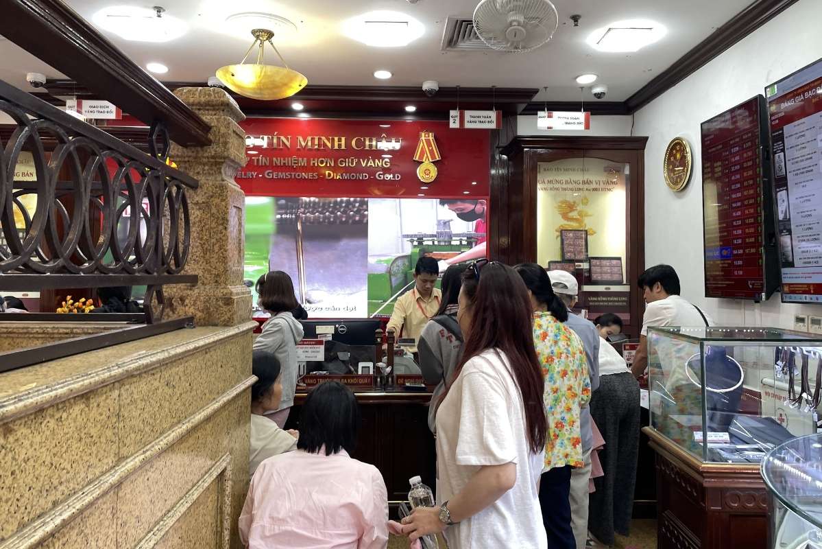Gold prices simultaneously increase, gold stores are bustling at all hours. Photo: Ha Linh
