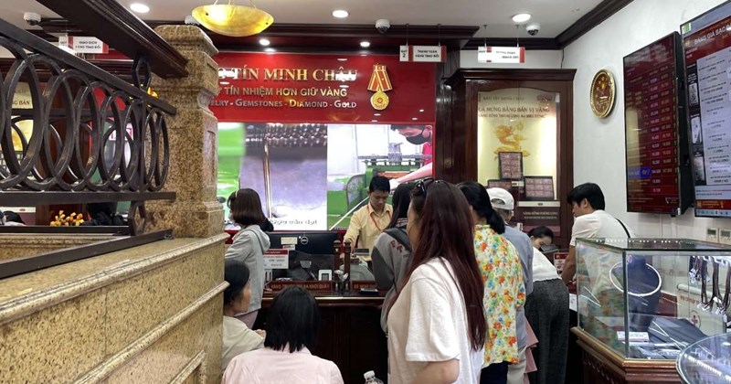Giá vàng nhẫn tăng cao, cửa hàng vàng tấp nập khách mua