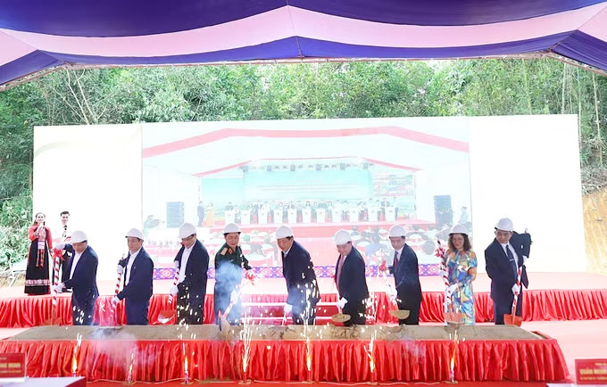 Delegates perform the groundbreaking ceremony for the Dinh Phong primary and secondary boarding school project, Dinh Phong commune, Cao Bang province. Photo: Chu Hieu/VNA