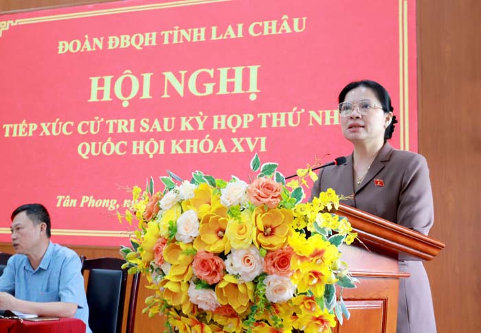 Ms. Ha Thi Nga speaks at the voter contact conference of Tan Phong ward. Photo: Lai Chau Provincial People's Committee