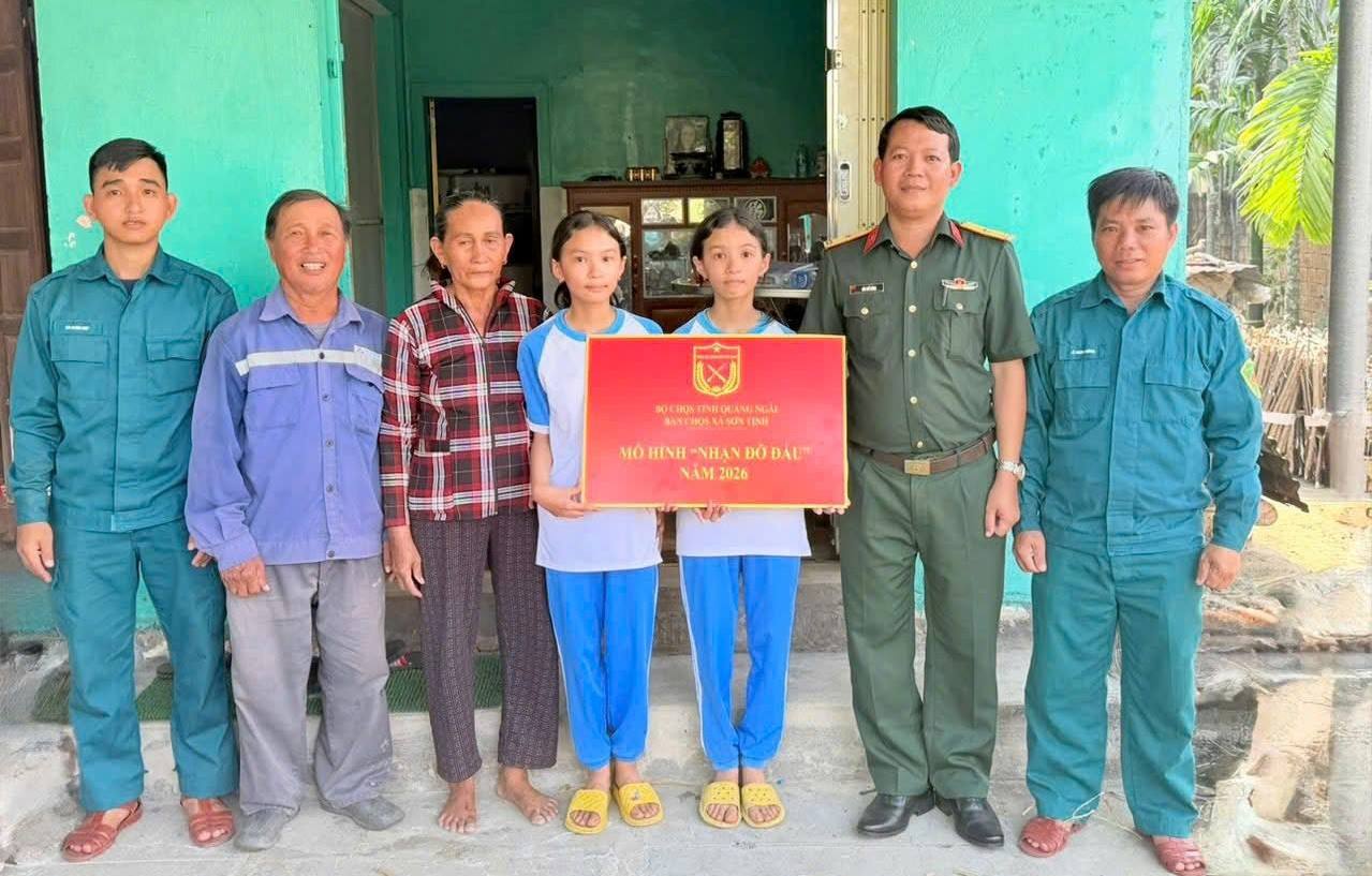 The Military Command of Son Tinh commune sponsors twin sisters Pham Bao Tram and Pham Anh Thu, residing in Lam Loc Nam village, Son Tinh commune, Quang Ngai province. Photo: Trong Quoc