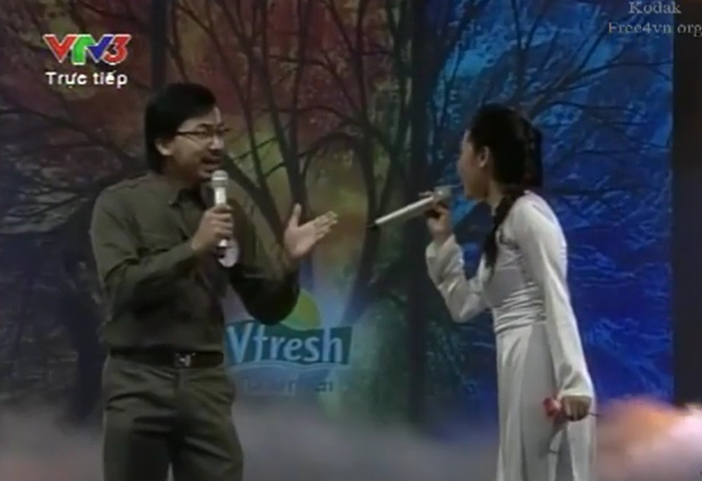 “Anh tài” Đinh Tiến Dũng song ca với ca sĩ Phương Linh trong chương trình “Cặp đôi hoàn hảo” 2011. Ảnh cắt từ video