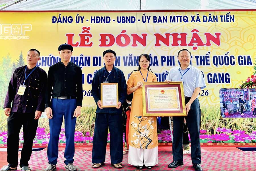 Mr. Hoang Anh Trung, Deputy Secretary in charge of the Party Committee of Party agencies of Thai Nguyen province, awarded the Certificate of National Intangible Cultural Heritage of the Dao Lo Giang people's rain praying festival to Dan Tien commune. Photo: Thai Nguyen Provincial Electronic Information Portal