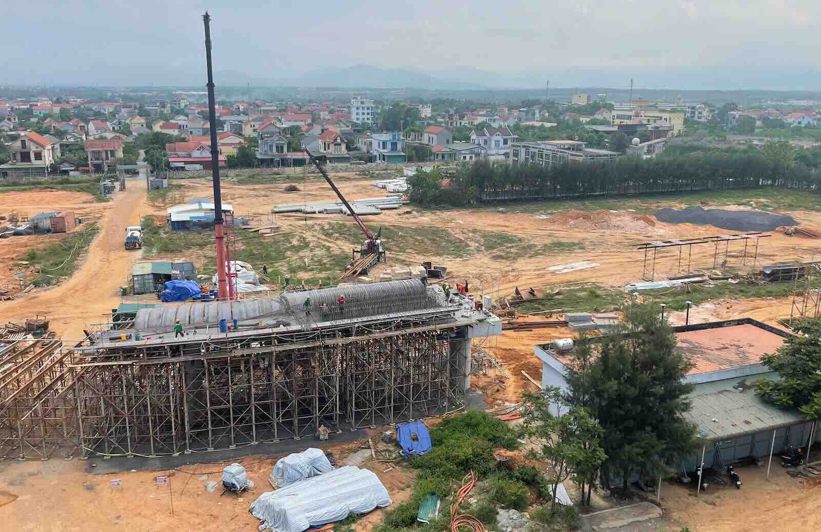 Dự án thành phần 1 “Xây dựng Nhà ga hành khách T2 - Cảng hàng không Đồng Hới” đang trong quá trình xây dựng. Ảnh: Văn Tuân