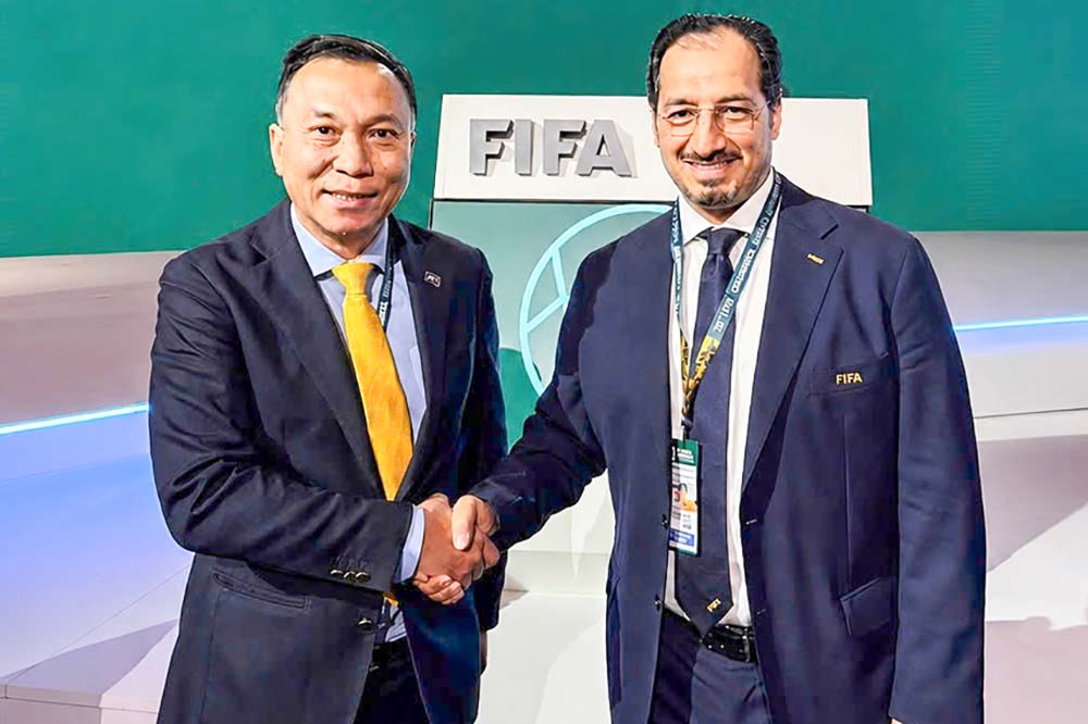 Chairman of the Saudi Arabia Football Federation Yasser Al-Mishal (right) wishes U17 Vietnam success in the 2026 AFC U17 Championship. Photo: VFF