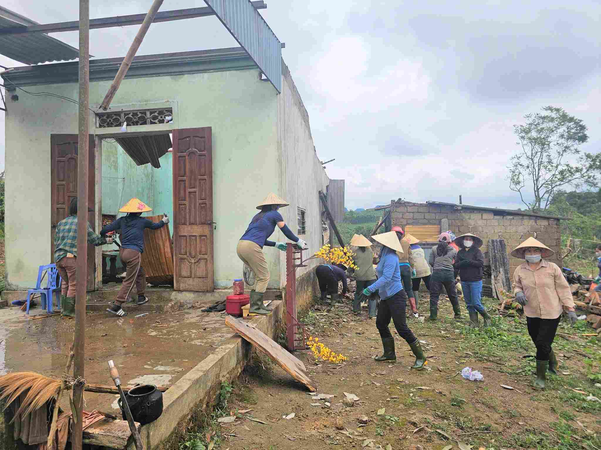 People and local forces urgently overcome the consequences of thunderstorms in Nghe An. Photo: Ngoc Anh