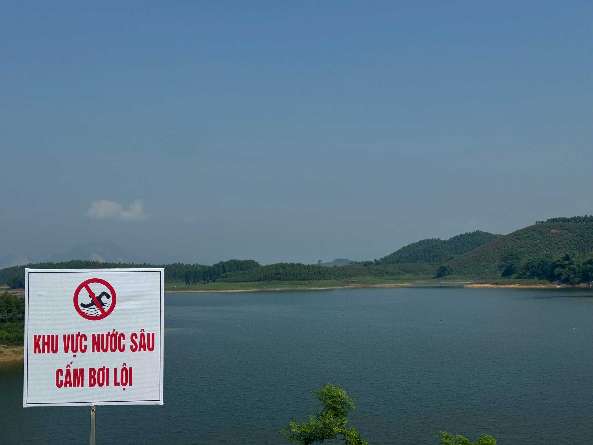 Biển cảnh báo được cắm tại khu vực nước sâu ở xã Yên Thành nhằm nhắc nhở người dân phòng tránh đuối nước dịp hè.