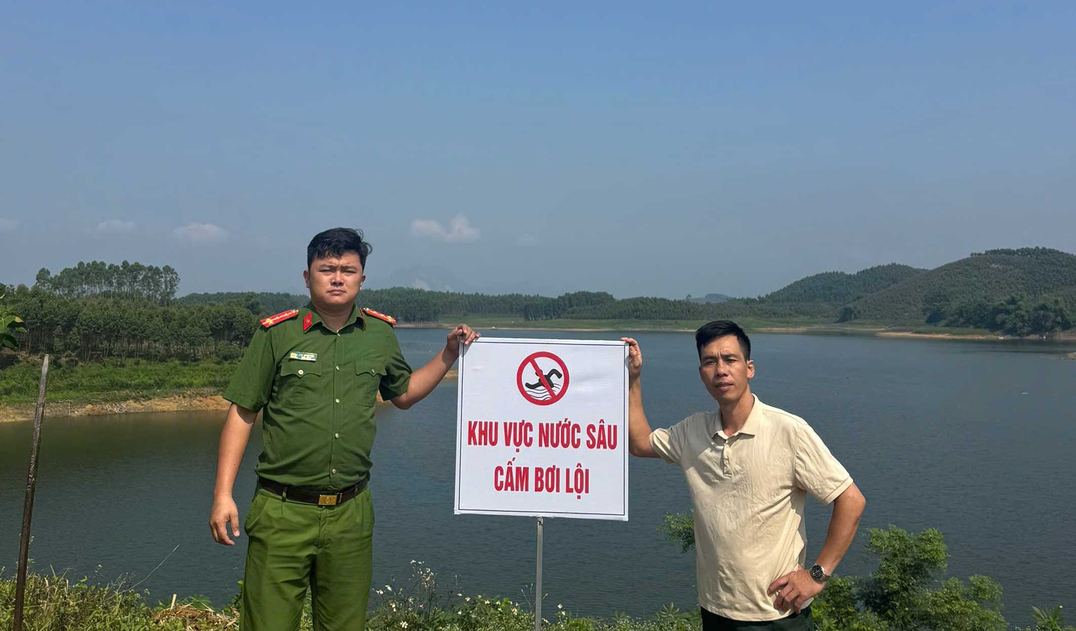 Công an xã Yên Thành cắm biển cảnh báo tại khu vực nước sâu nhằm phòng ngừa tai nạn đuối nước trong mùa hè. Ảnh: Công an Lào Cai
