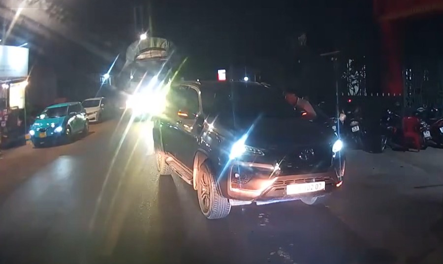 The driver of the car stopping in the opposite direction on National Highway 29 has been handled by functional forces. Photo: Police provided