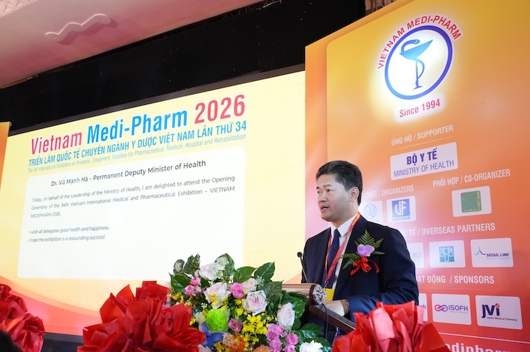 Thứ trưởng Bộ Y tế phát biểu tại lễ khai mạc. Ảnh: Văn Mạnh