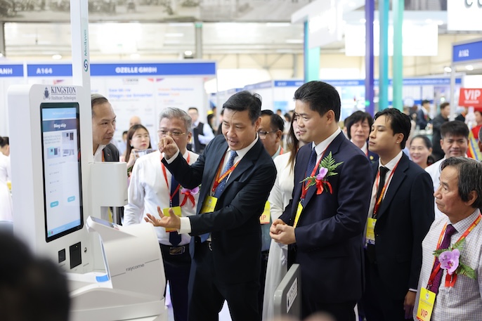 El Viceministro de Salud Vũ Mạnh Hà visita los stands de medicina y farmacia en la exposición. Foto: Văn Mạnh