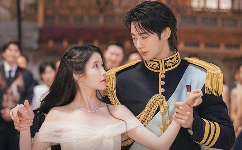 Hai diễn viên chính IU (vai Seong Hee Ju) và Byun Woo Seok (vai Đại hoàng tử Ian) trong phim “Perfect Crown“. Ảnh Nhà sản xuất