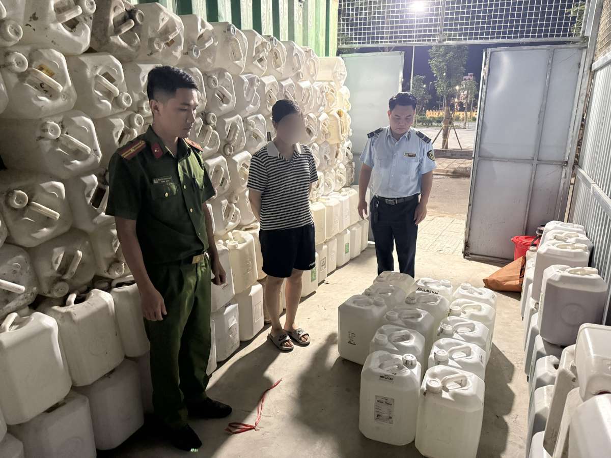 Households trading in alcohol of unknown origin and origin. Photo: Ninh Binh Provincial Market Management Department