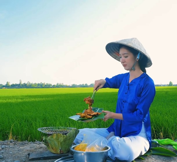 Tuệ Như nướng thịt chuột than hoa. Ảnh: Cắt từ video.