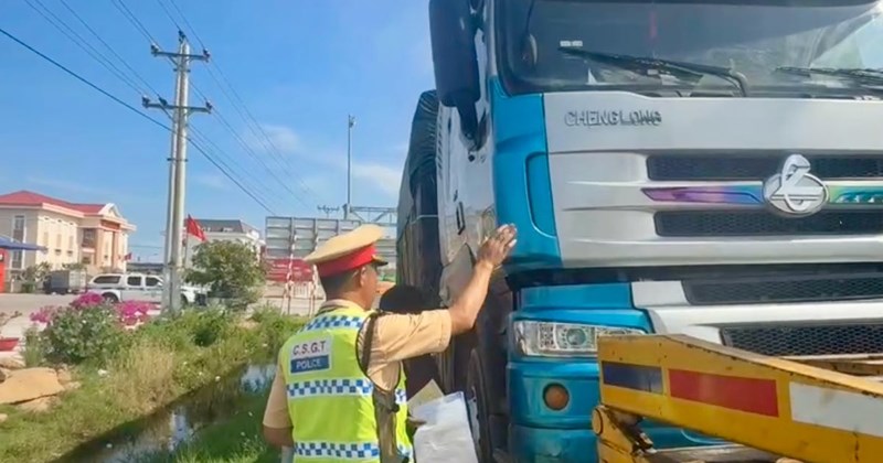 Xử phạt nặng tài xế, chủ xe chở quá tải, không bằng lái