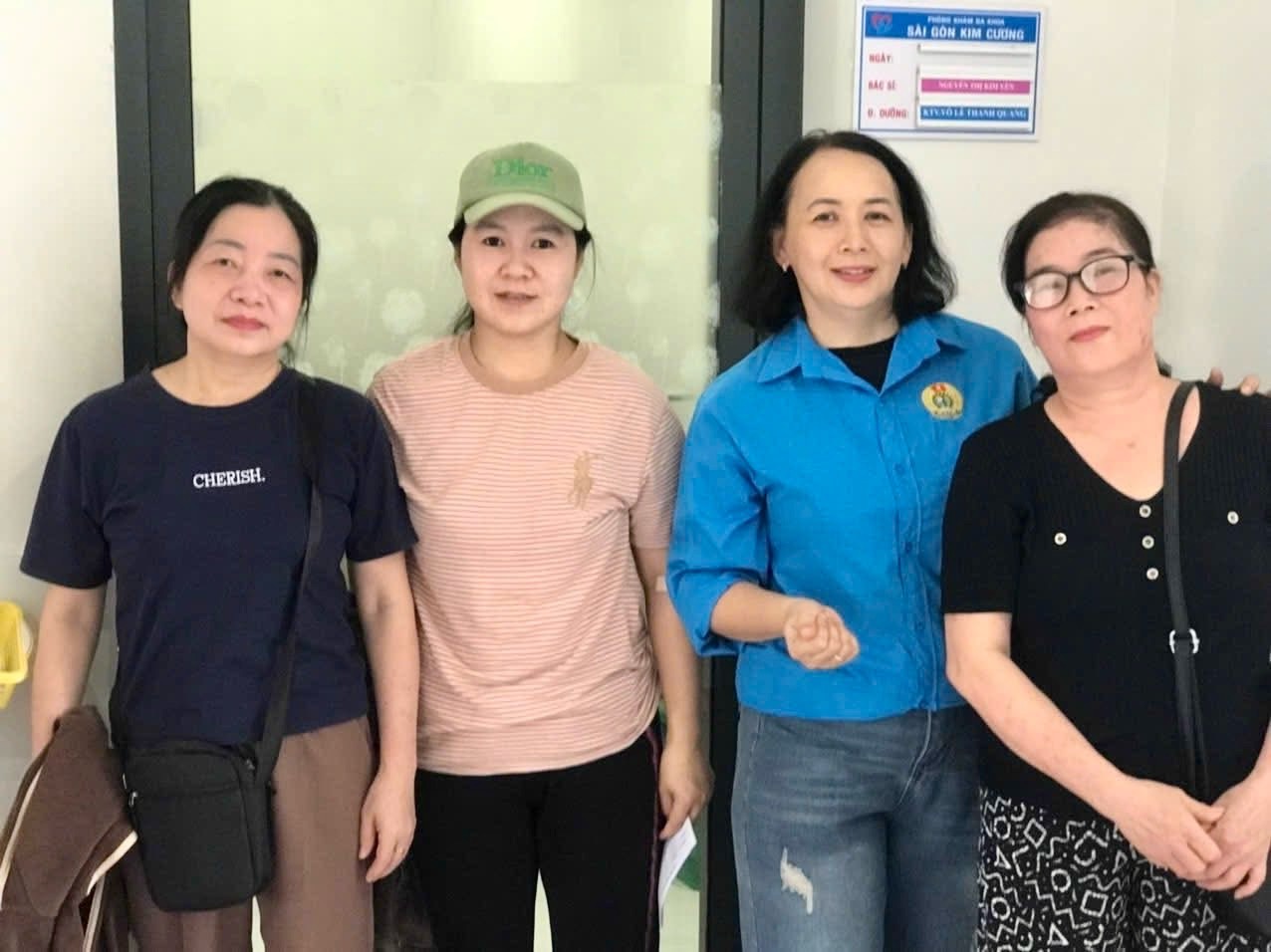 Công đoàn cơ sở phối hợp tổ chức khám sức khỏe định kỳ cho đoàn viên. Ảnh: Phạm Duy 
