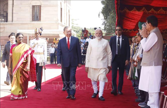 President Droupadi Murmu and Prime Minister Narendra Modi co-chaired the solemn welcoming ceremony for General Secretary and President To Lam's state visit to the Republic of India. Photo: VNA