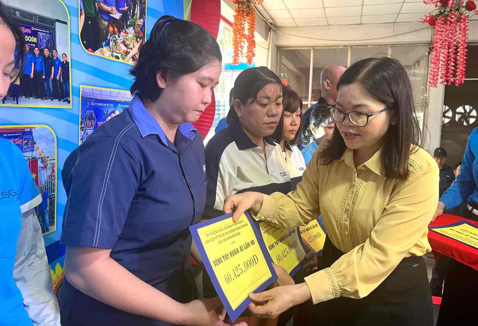 Phó Chủ tịch LĐLĐ TP Đồng Nai Nguyễn Thị Tuyết (bên phải ảnh) trao Vòng tay nhân ái cho người lao động. Ảnh: HAC