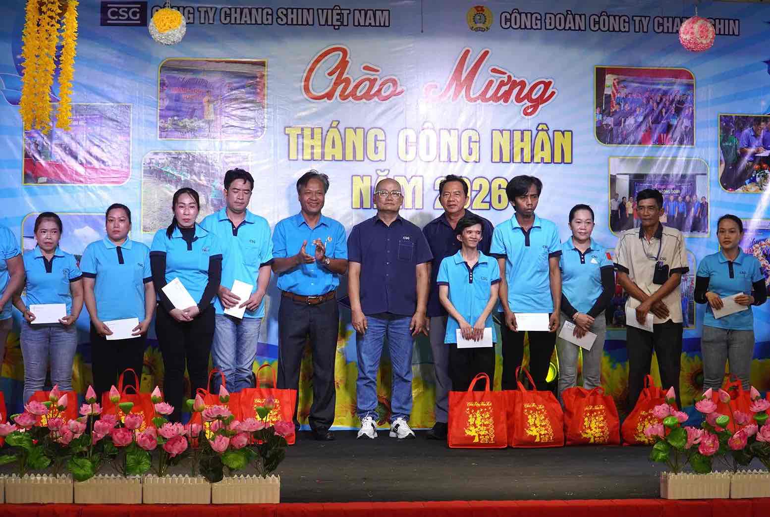 Đại diện công đoàn và công ty trao quà cho công nhân khó khăn. Ảnh: HAC
