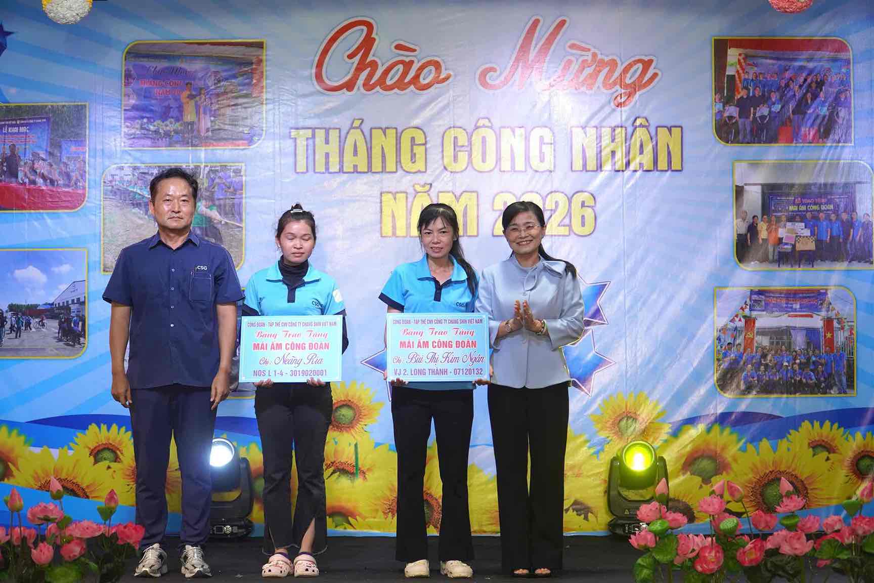 Đại diện Ban giám đốc Công ty và LĐLĐ TP Đồng Nai trao Mái ấm Công đoàn cho đoàn viên, người lao động. Ảnh: HAC