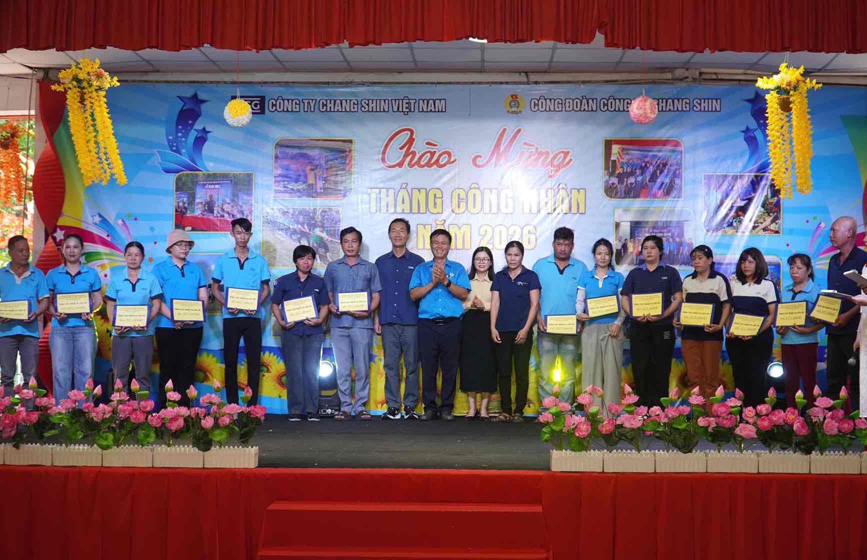 Chương trình Vòng tay nhân ái giúp đỡ đoàn viên, người lao động có hoàn cảnh khó khăn. Ảnh: HAC