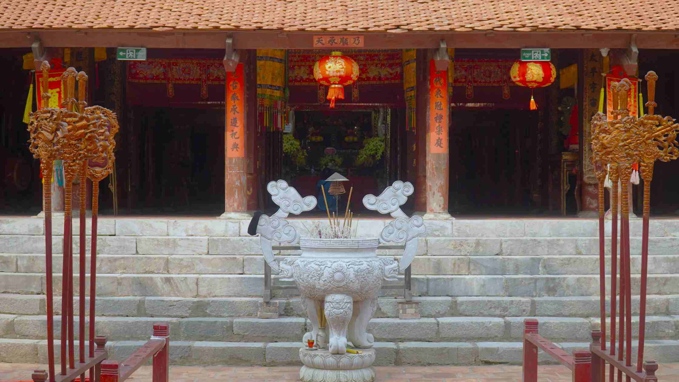 Phía bên trong Đền Hạ (Đền Mẫu). Ảnh: Minh Vũ
