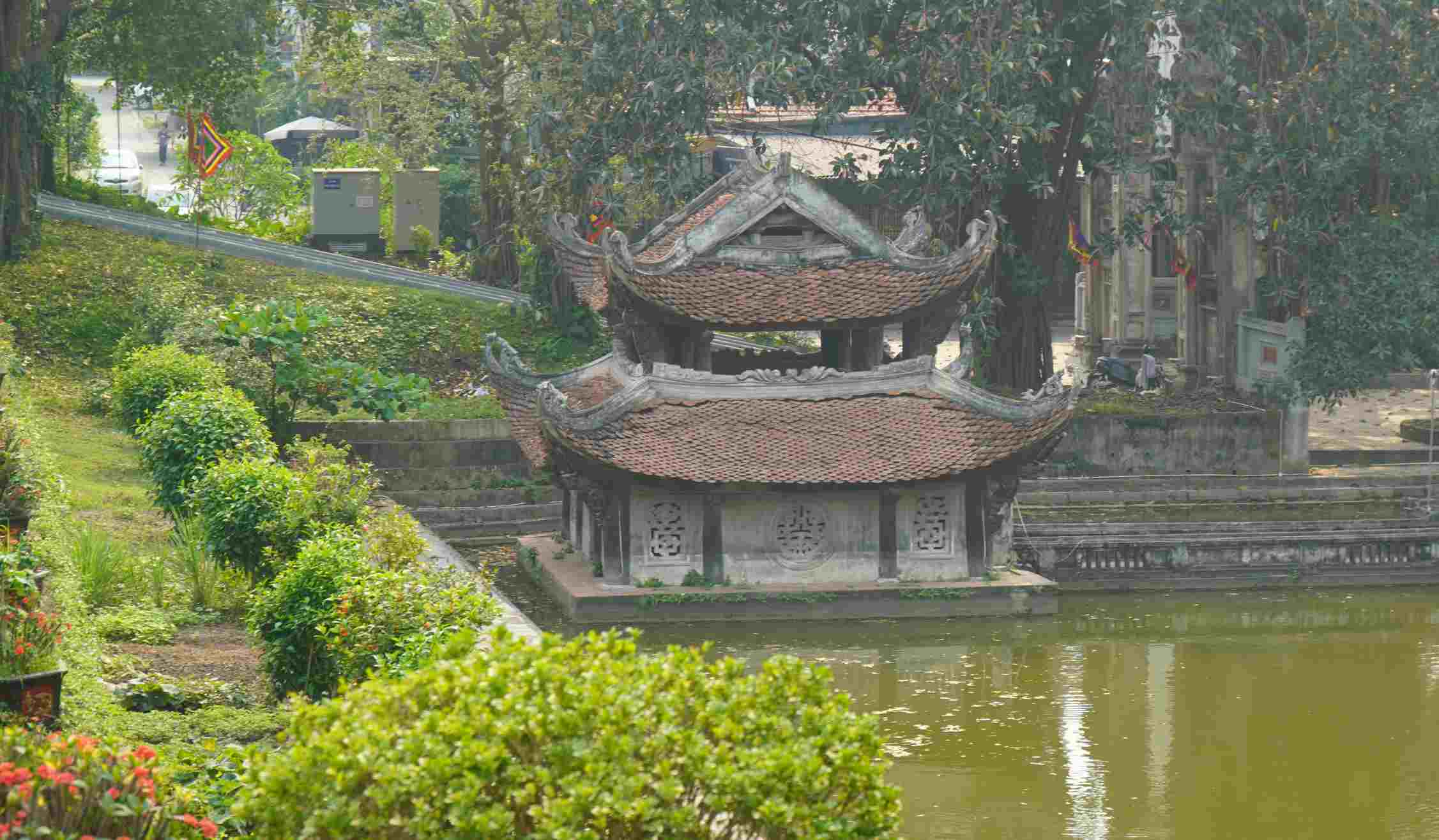 Thủy đình nằm giữa ao đền, phía trước đền Thượng. Ảnh: Minh Vũ 
