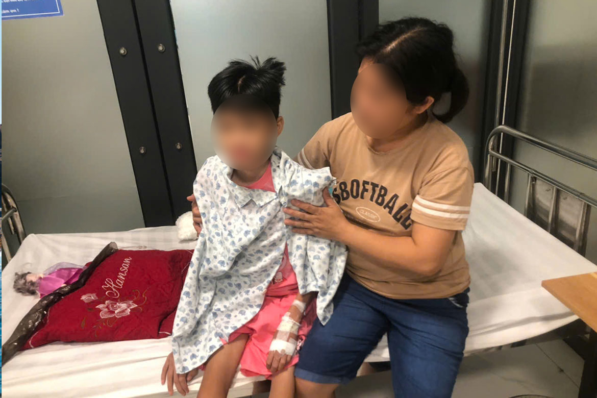 The treatment cost for Van Anh is too high compared to the family's economic conditions. Photo: NNCC