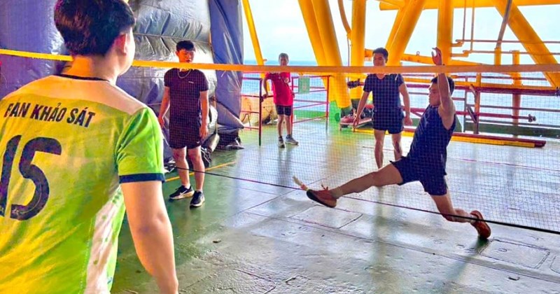 Giải khúc côn cầu trên băng siết chặt tình đoàn kết công nhân dầu khí