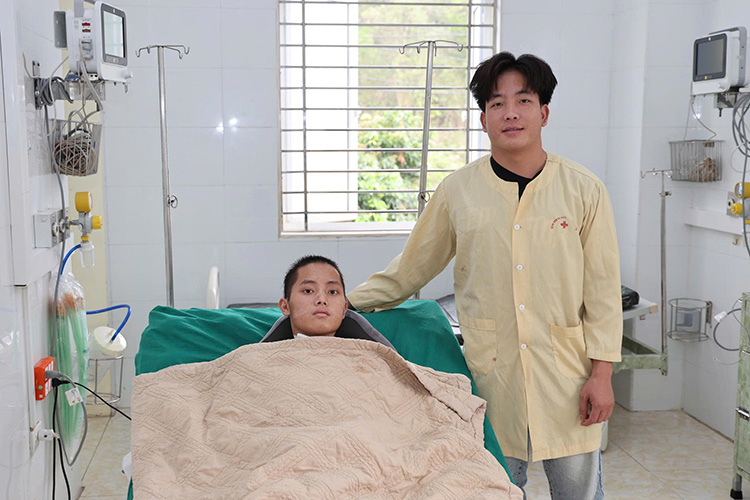 Patient V.A. H is eligible for discharge in the joy of his family and the collective of doctors and nurses of Dien Bien Provincial General Hospital. Photo: Quang Dat