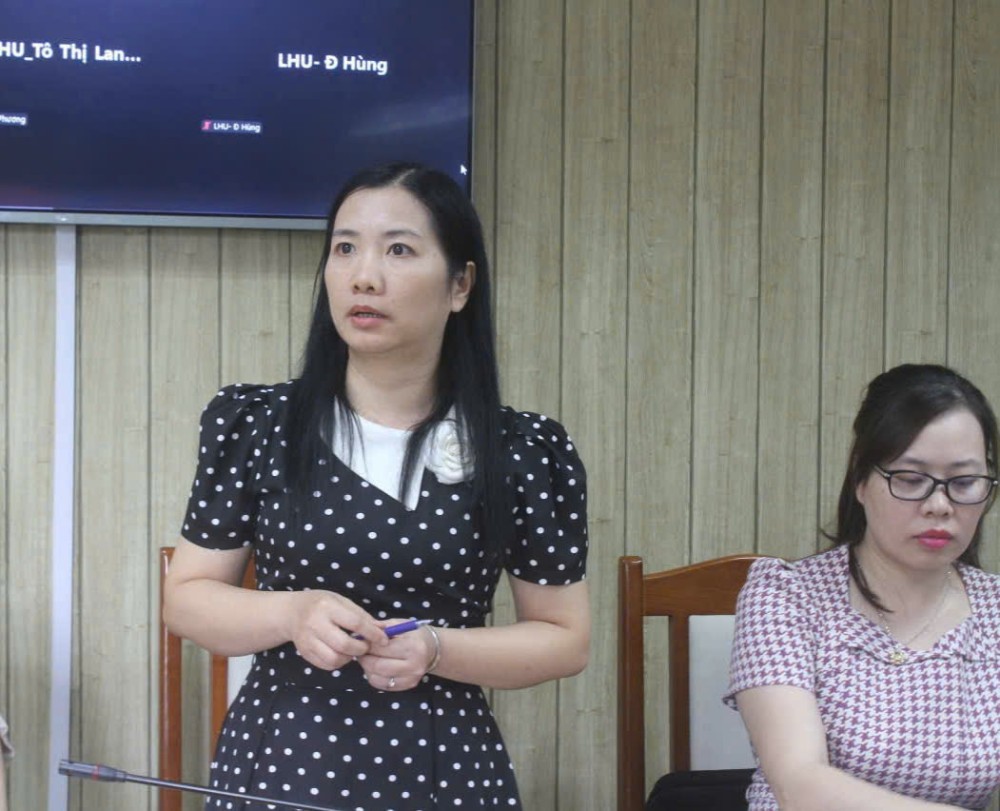 Bà Vũ Thị Hồng Phượng (trái ảnh) - Công đoàn Trường Đại học Thương Mại. Ảnh: Quỳnh Chi
