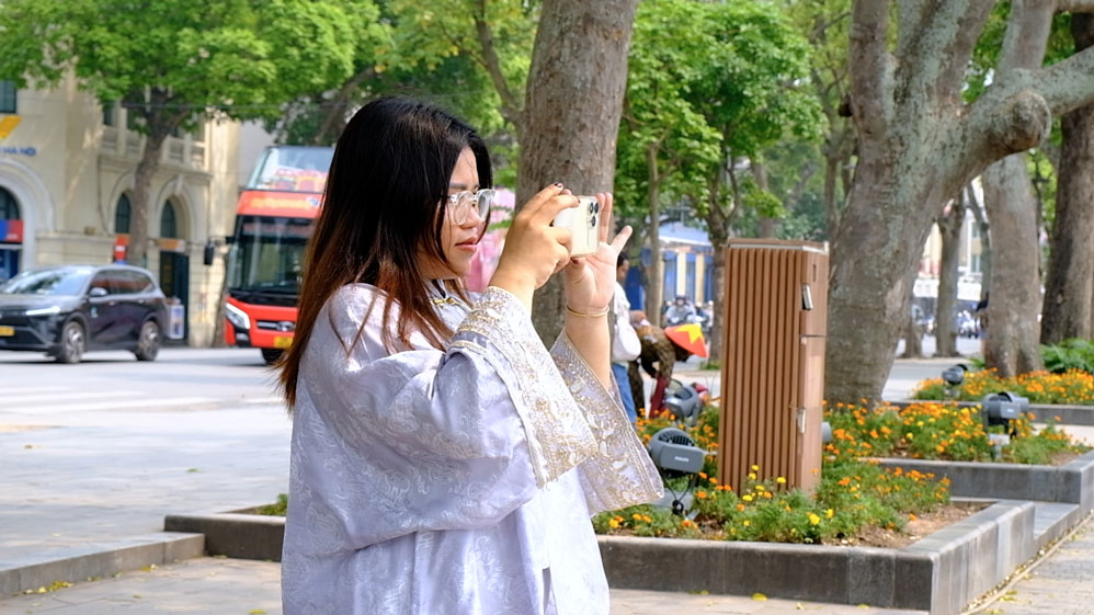 Giữa. Ảnh: Mỹ Ly
