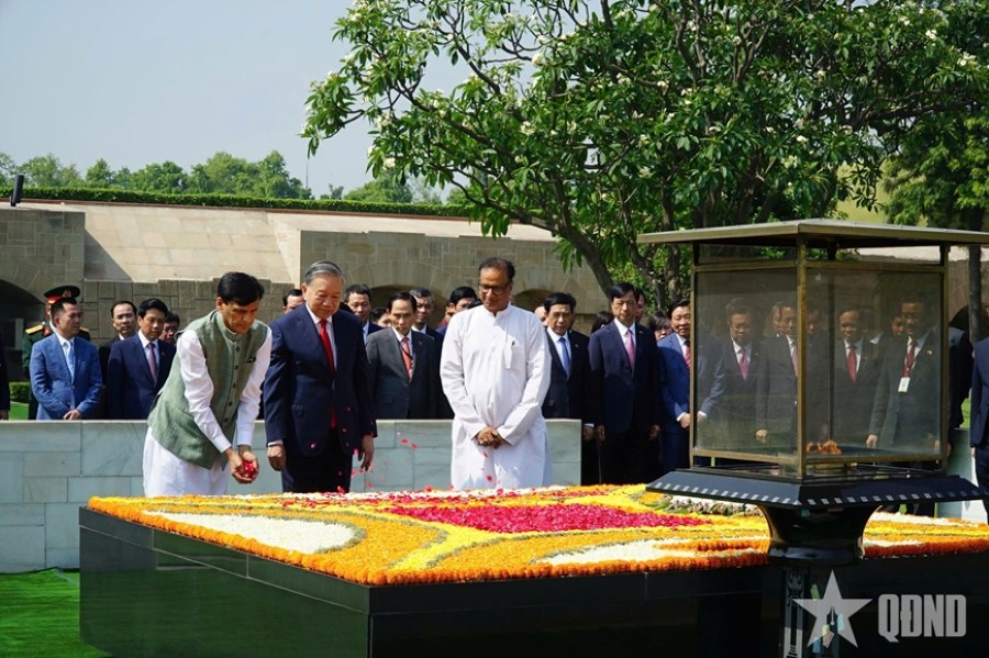 General Secretary and President To Lam laid a wreath to commemorate Mahatma Gandhi at the Mahatma Gandhi Memorial Area in New Delhi capital. Photo: QĐND