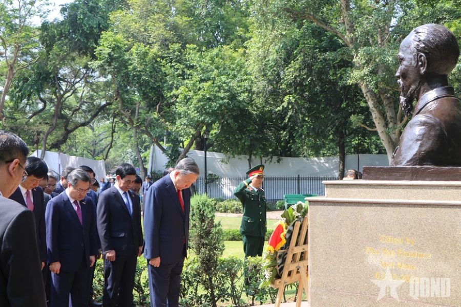 Tổng Bí thư, Chủ tịch nước Tô Lâm và các đại biểu tưởng niệm Chủ tịch Hồ Chí Minh tại New Delhi, Ấn Độ. Ảnh: QĐND