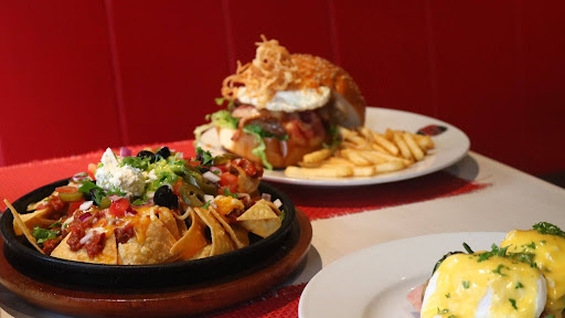 Popular dishes in the US are served at the restaurant of Mr. and Mrs. Steven and Loan. Photo: NVCC