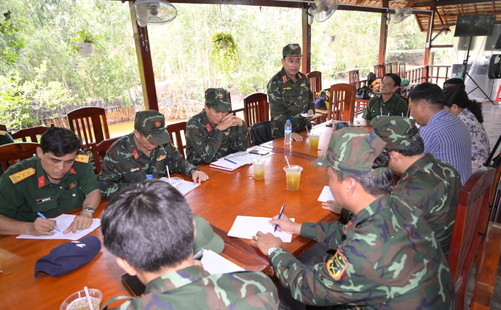 Thiếu tướng Nguyễn Văn Ngành, Chỉ huy trưởng Bộ CHQS tỉnh An Giang đã có mặt tại hiện trường và trực tiếp chỉ đạo công tác chữa cháy và động viên lực lượng tham gia. Ảnh: Phương Vũ