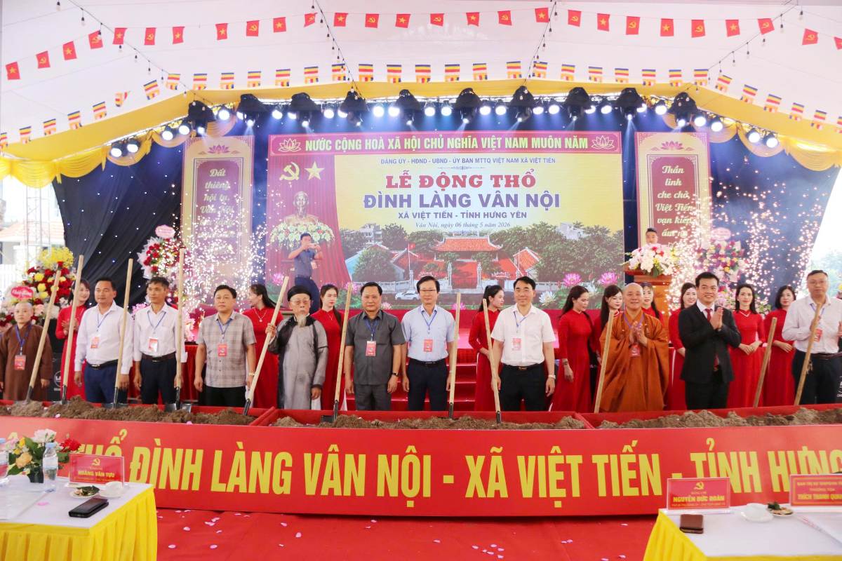 Delegates perform the groundbreaking ceremony for the Van Noi communal house project in Viet Tien commune, Hung Yen. Photo: Mai Huong