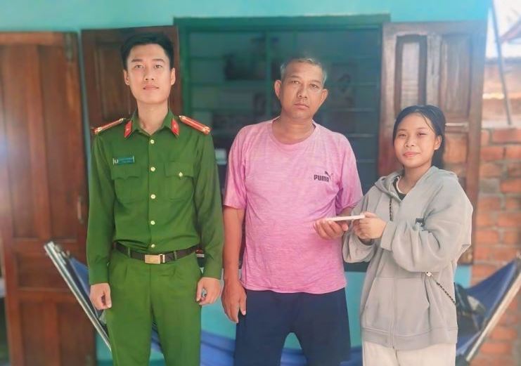 The man and the police return the lost iPhone to its owner. Photo: Police provided