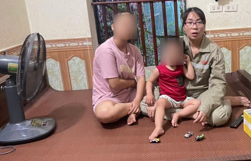 Many people cannot help but feel sorry when witnessing the difficult circumstances of Ms. Vu Thi Thom and her 3 children. Photo: Dieu Anh