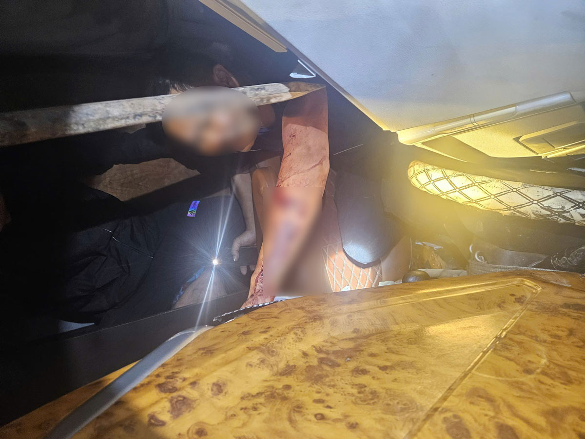 Rescuing a driver trapped in a cabin after a traffic accident in Quang Ninh. Photo: Quang Ninh Police