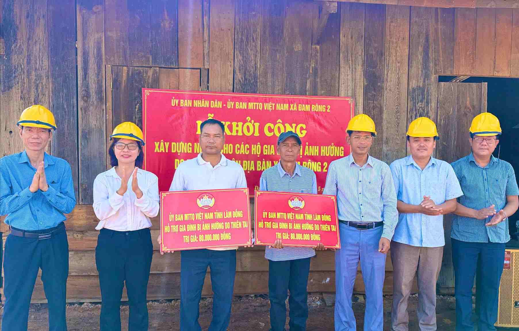 Lãnh đạo UBND xã Đam Rông 2 trao hỗ trợ cho đại diện các gia đình. Ảnh: Huyền Vũ 